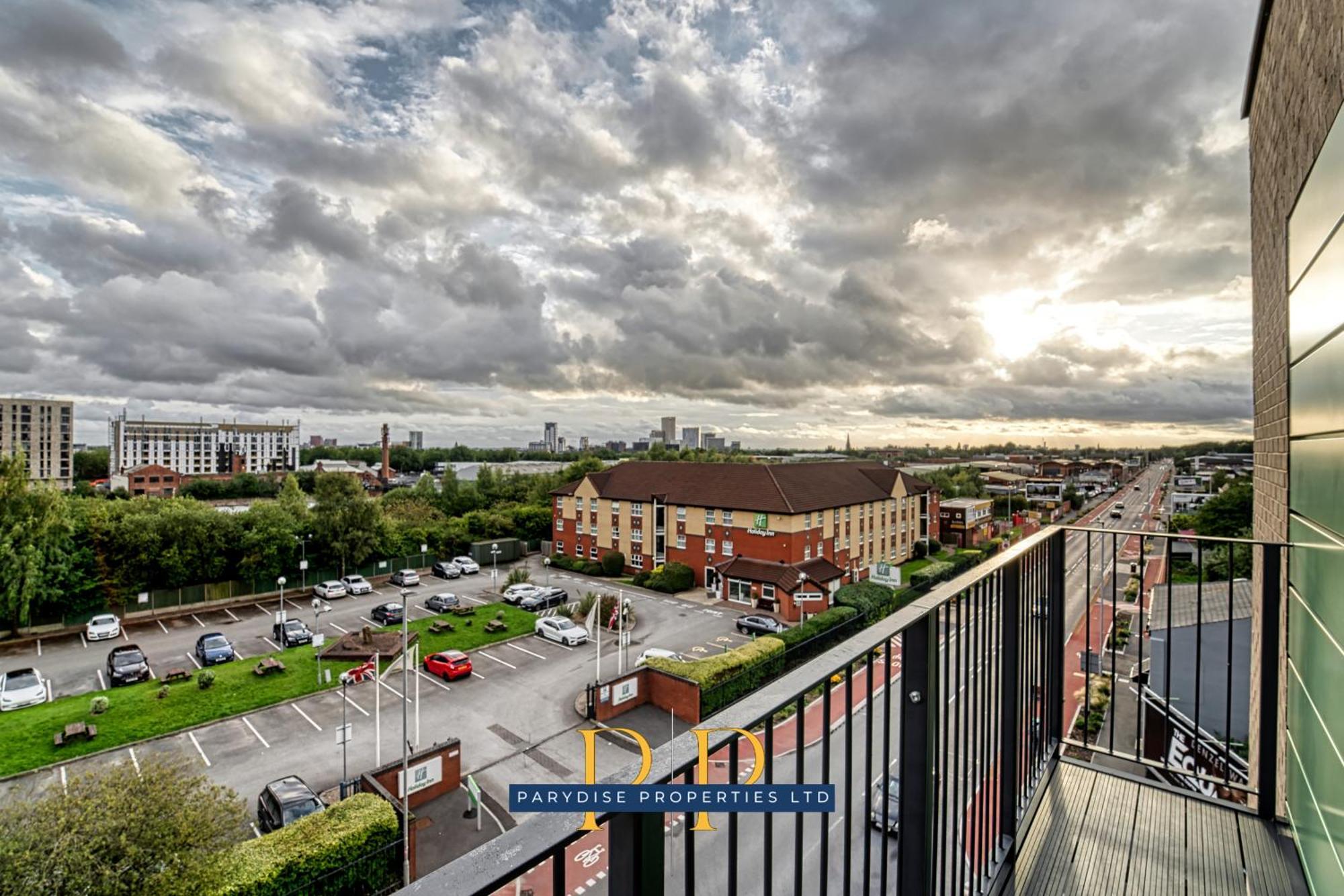 The Middlewood Plaza Suite - By Parydise Properties - Business Or Leisure Stays, Central Location, Sleeps 4, Salford 맨체스터 외부 사진