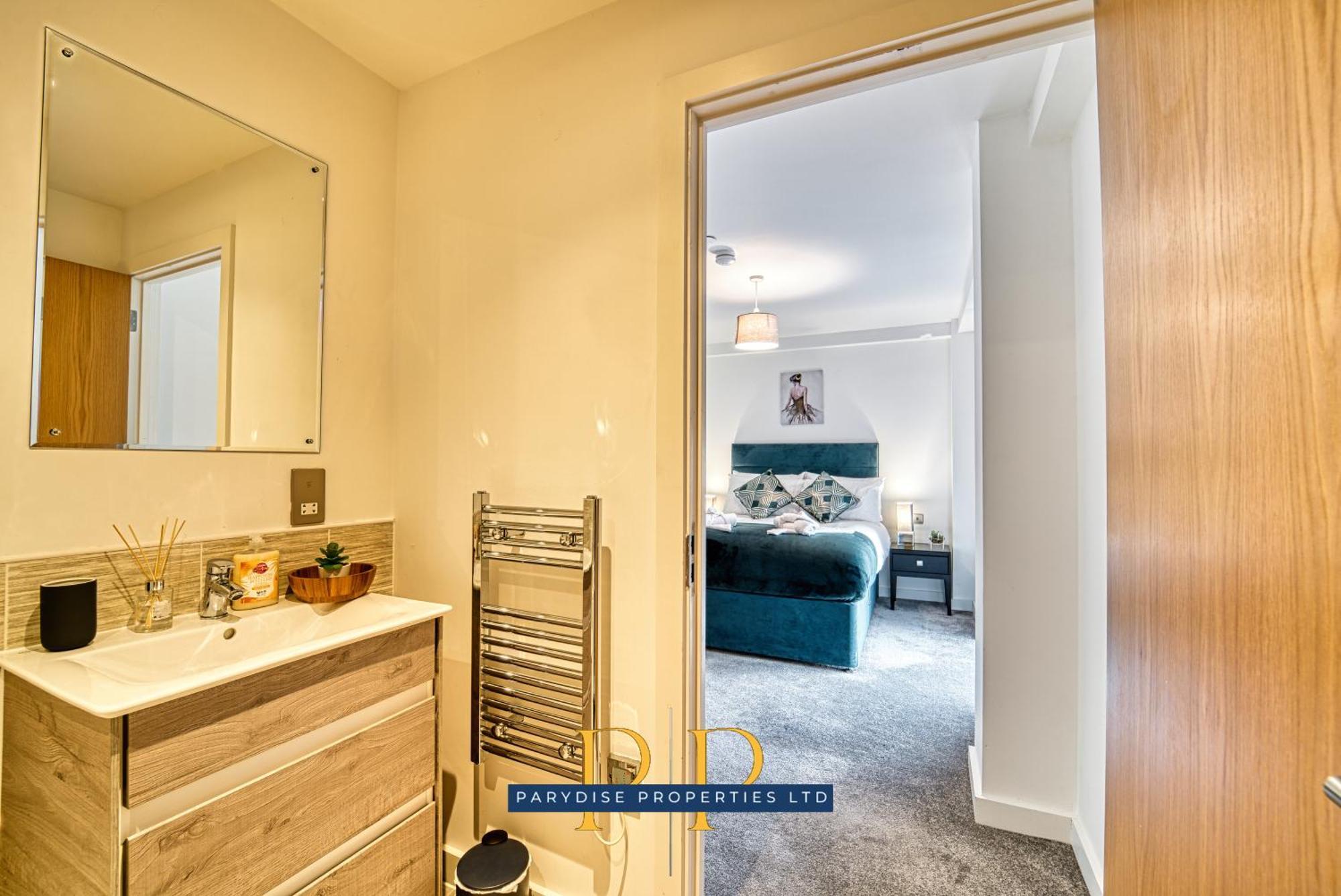 The Middlewood Plaza Suite - By Parydise Properties - Business Or Leisure Stays, Central Location, Sleeps 4, Salford 맨체스터 외부 사진